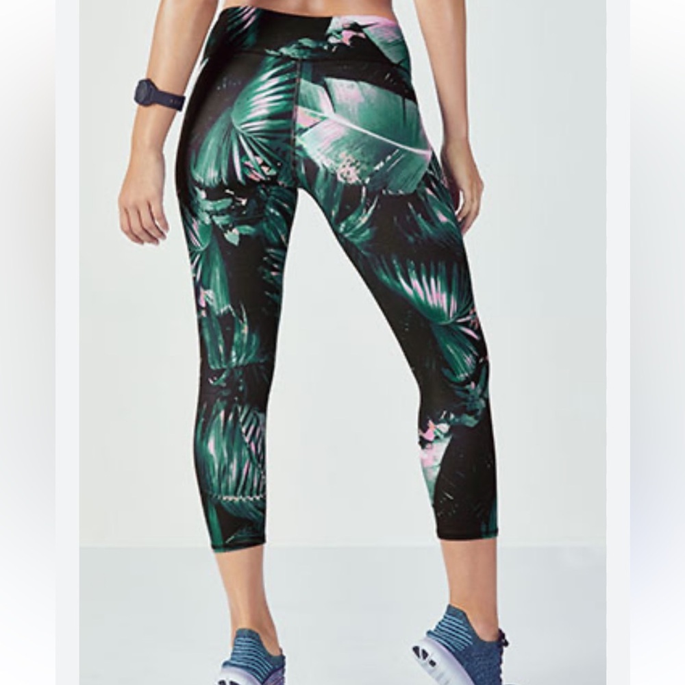 Fabletics Define PowerHold Mid-Rise Capri - Picture 5 of 6